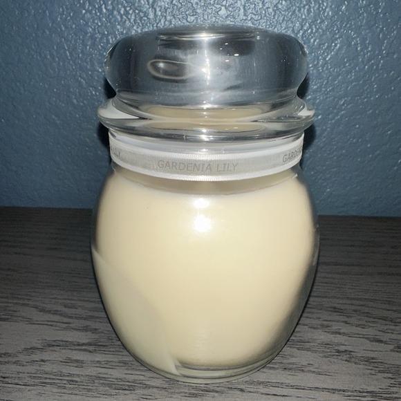 VTG White Barn Candle Co. Gardenia Lily Candle Real Essence Rare Hard Find 15oz - Picture 1 of 8